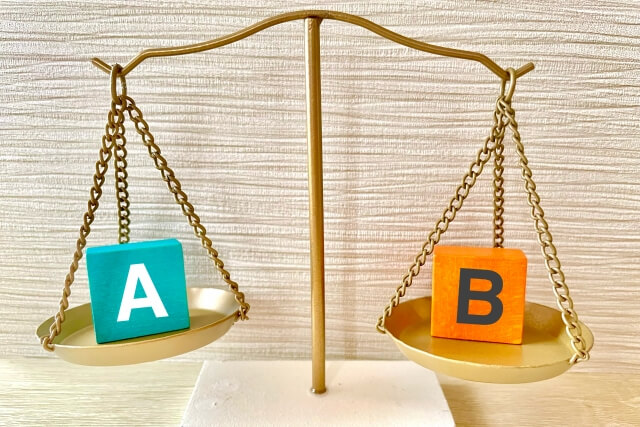 天秤に置かれたAとBのブロック