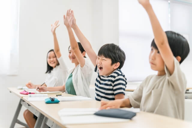 授業で積極的に挙手する子供たち