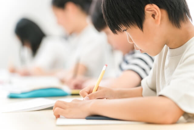 教室で集中して学習する子供たち