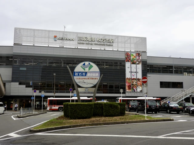 人々が行き交う主要な交通ターミナル