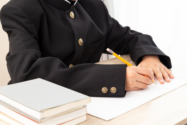 学生が机で勉強している様子