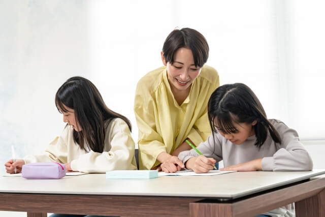 子供たちに指導する優しい先生